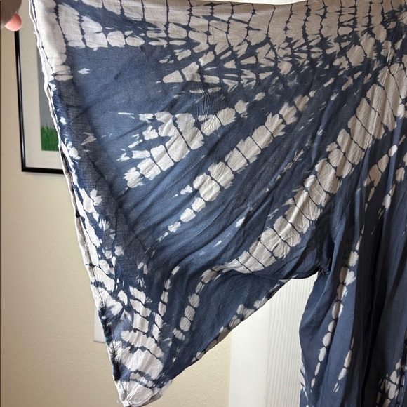 American Eagle Outfitters Blue and White Patterned Kimono 33” long Open & Flows - Picture 3 of 8
